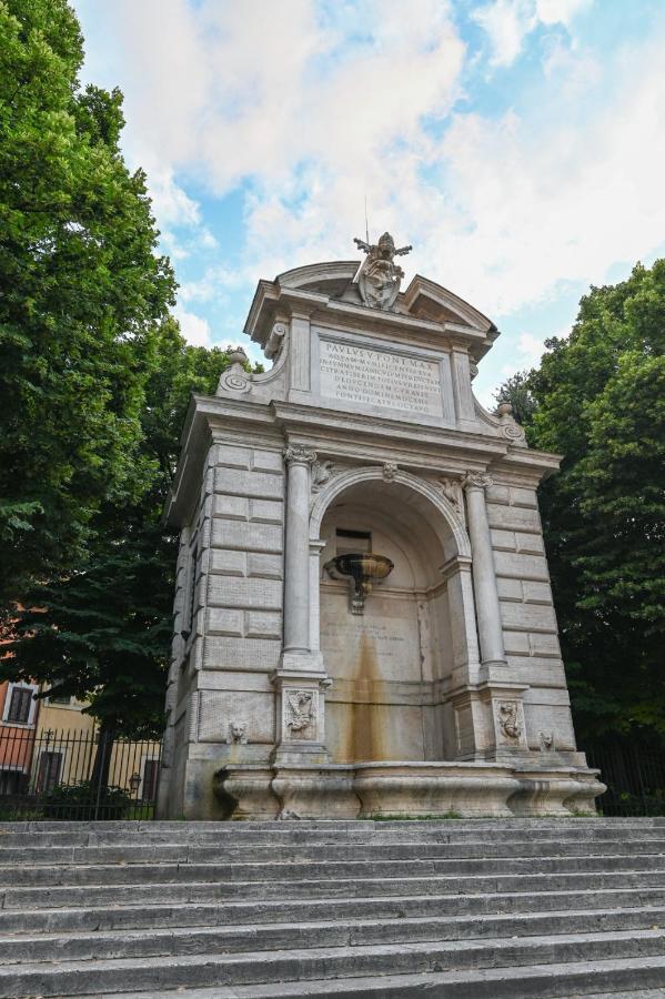 The Essential Trastevere Design Studio ローマ エクステリア 写真