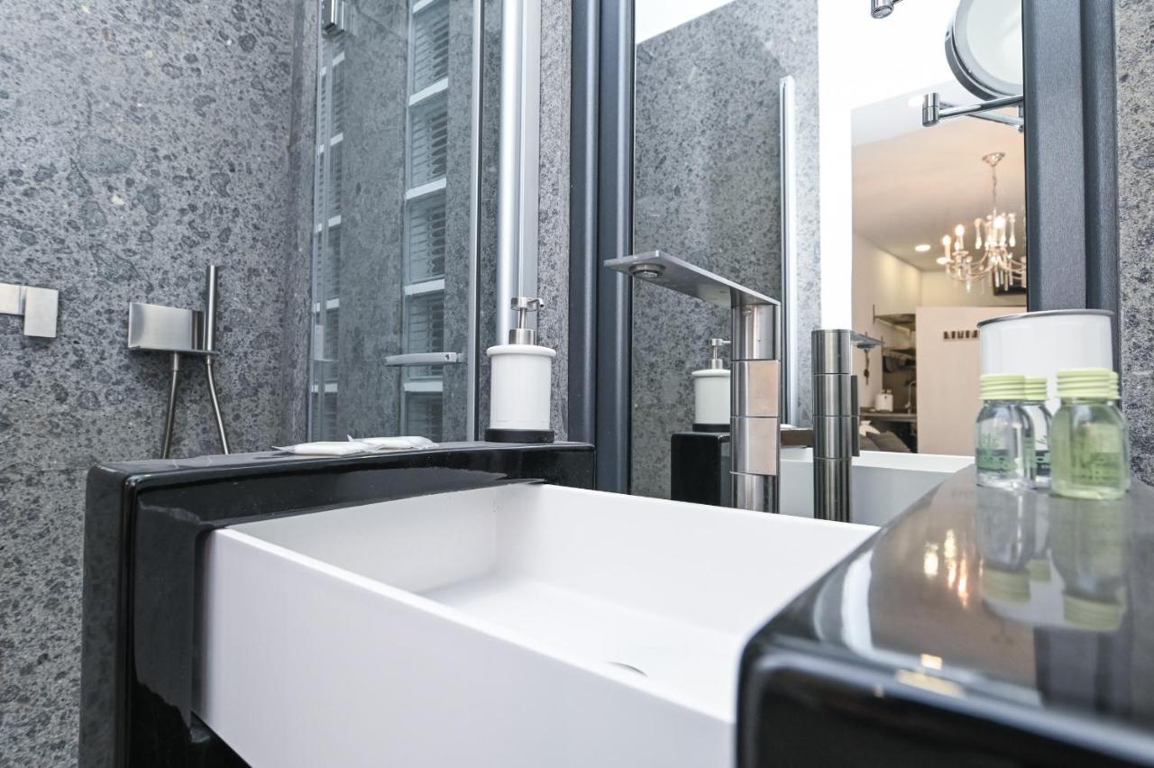 The Essential Trastevere Design Studio ローマ エクステリア 写真