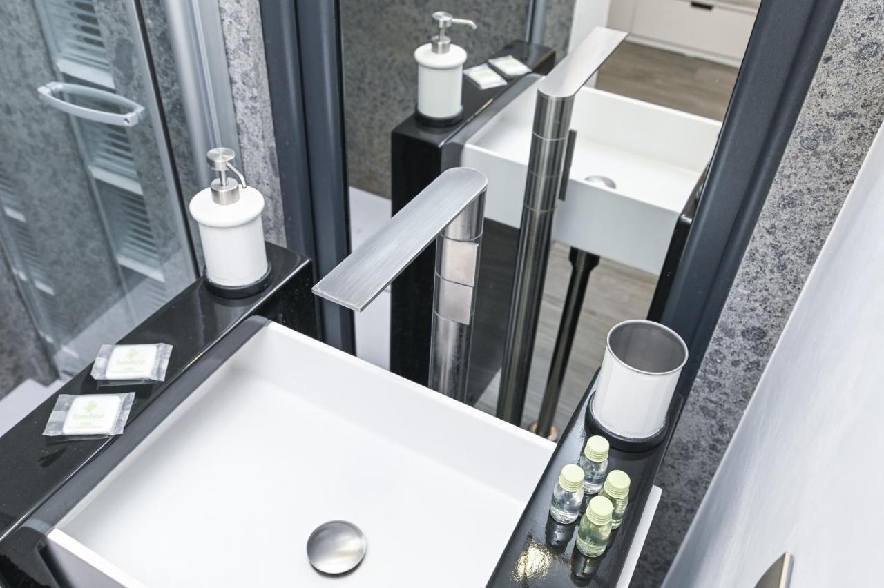 The Essential Trastevere Design Studio ローマ エクステリア 写真