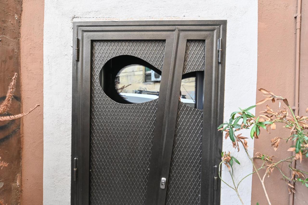The Essential Trastevere Design Studio ローマ エクステリア 写真