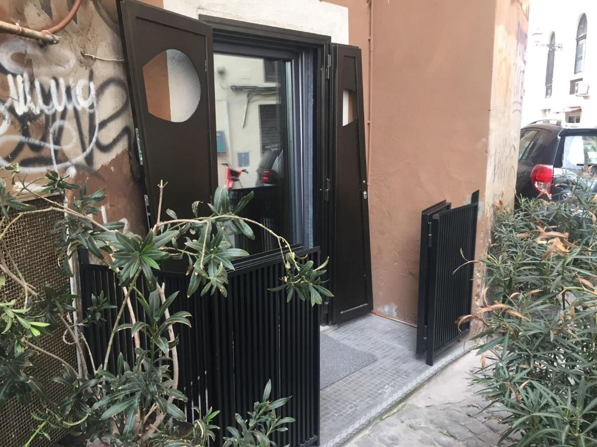 The Essential Trastevere Design Studio ローマ エクステリア 写真