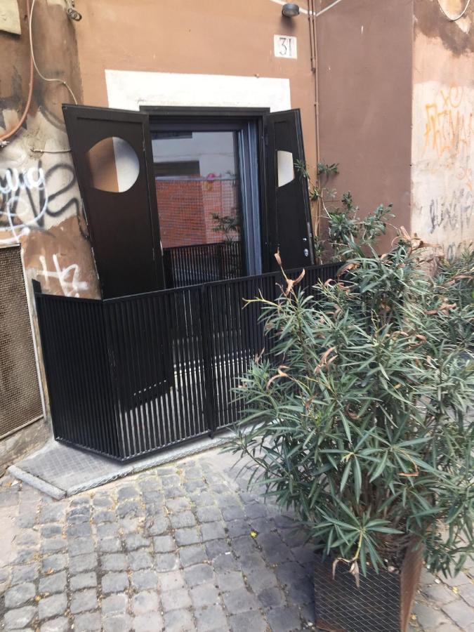 The Essential Trastevere Design Studio ローマ エクステリア 写真