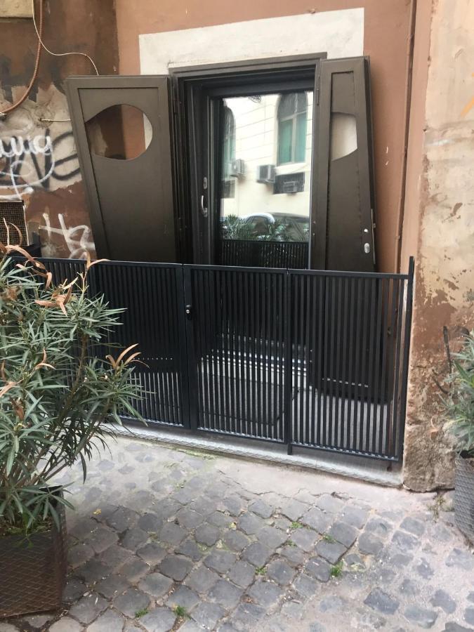 The Essential Trastevere Design Studio ローマ エクステリア 写真