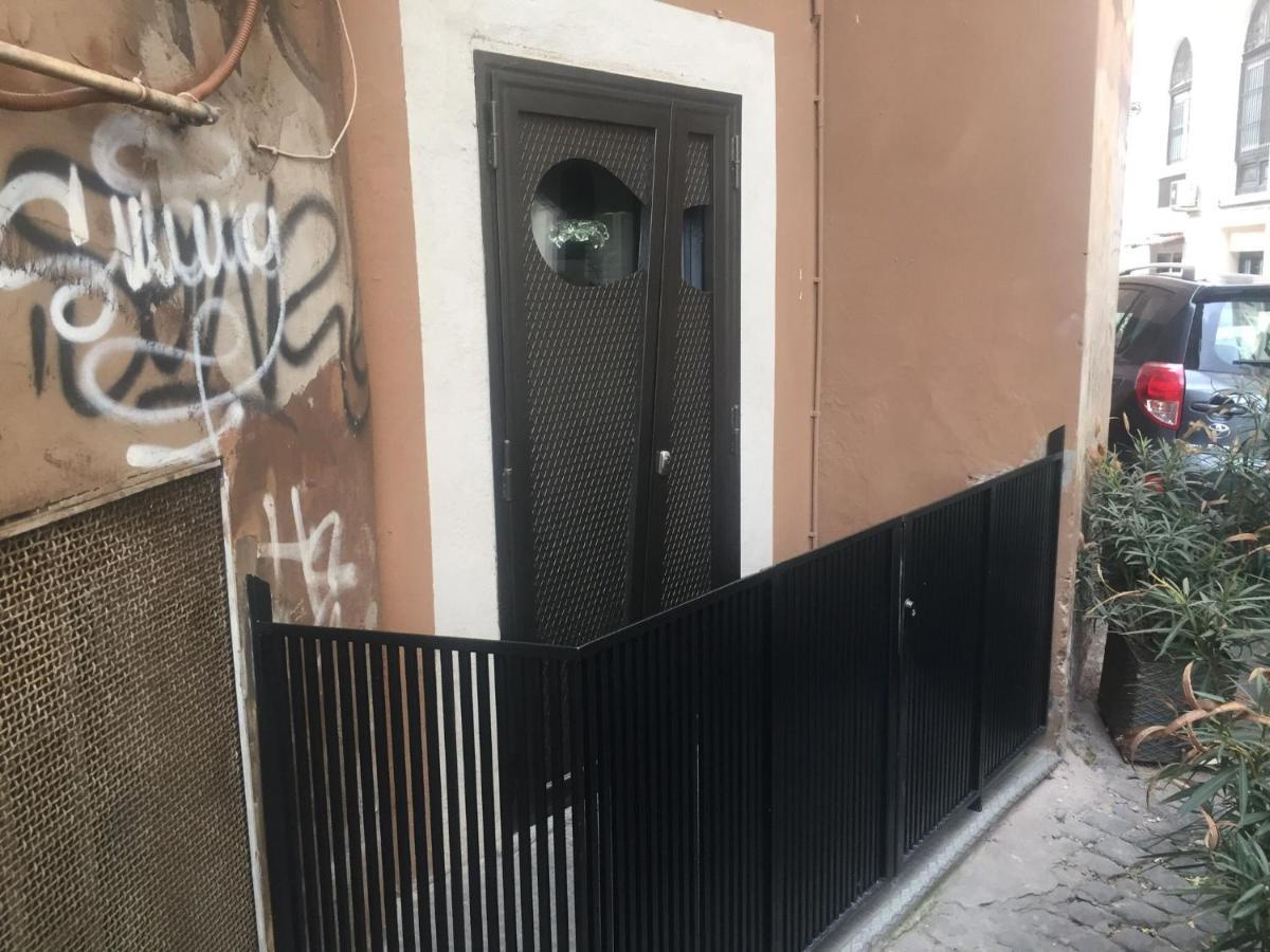 The Essential Trastevere Design Studio ローマ エクステリア 写真